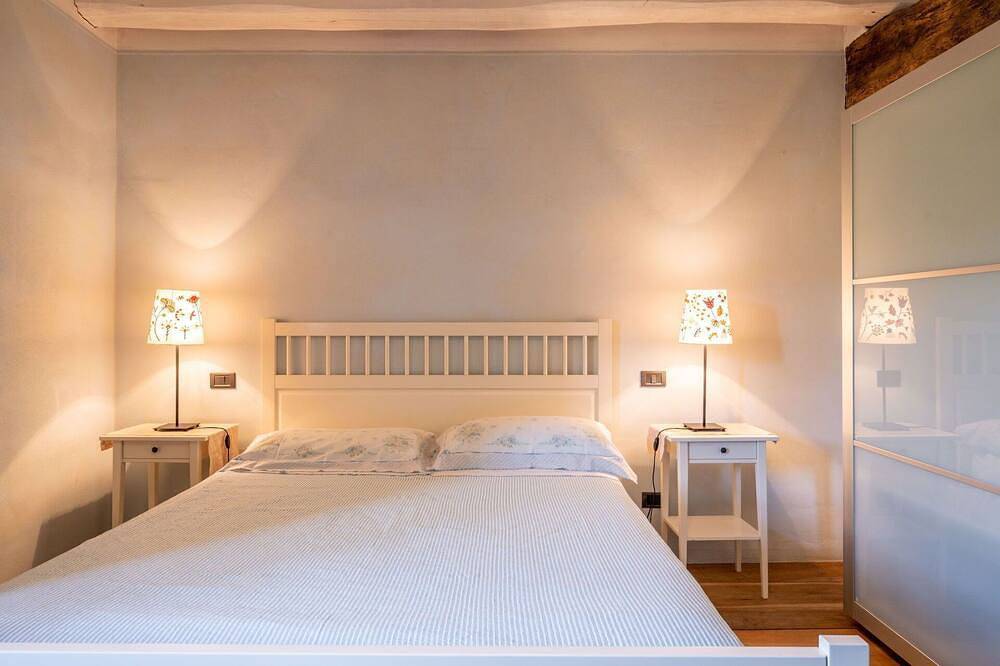 Ganze Wohnung, Angenehme Wohnung für 18 Gäste mit  W-Lan, Pool, Innenhof und Haustiere erlaubt in Cortemilia, Langhe
