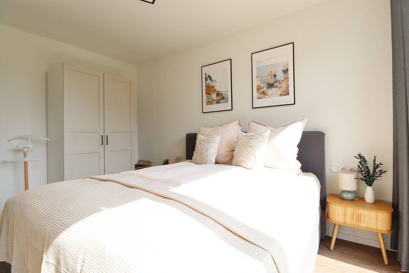Ganze Wohnung, In der Ferienwohnung Küstenleuchten wohnst du in direkter Nähe zum Meer – mit privater Sauna, Thermomix, Streaming-Angeboten und über 230 m² Garten zur alleinigen Nutzung. Perfekt für Familien, Paare oder Freunde – bis zu 5 Gäste genießen hier Premium-Komfort in bester Lage. in Marienleuchte, Fehmarn