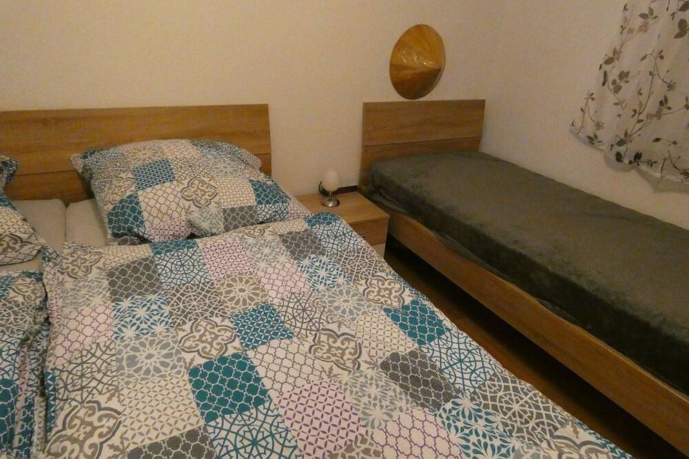 Ganze Wohnung, Weisses Huhn von Moschendorf in Gößweinstein, Frankenalb