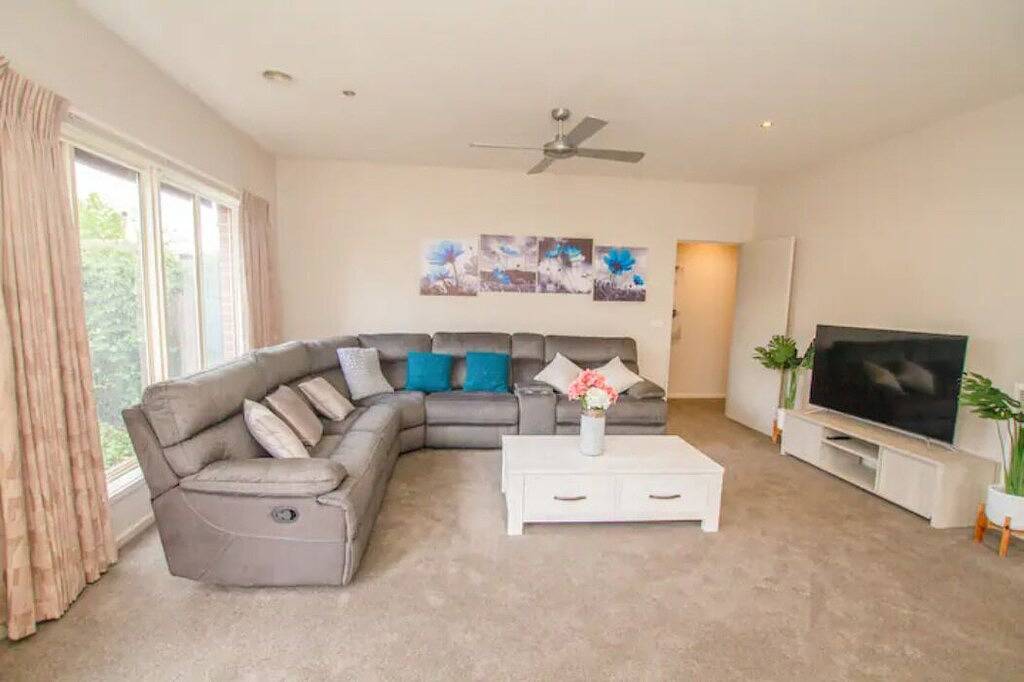 Charming 3Br2Bt Home 10min Drive to Lake Wendouree in Ballarat Central, Ballarat