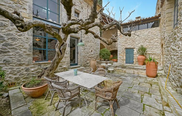 Location de vacances pour 10 personnes, avec piscine ainsi que terrasse et jardin à Lussan - 4