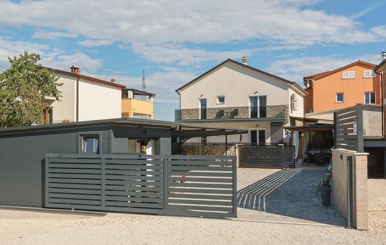 Ferienhaus für 8 Personen, mit Terrasse und Pool - 1