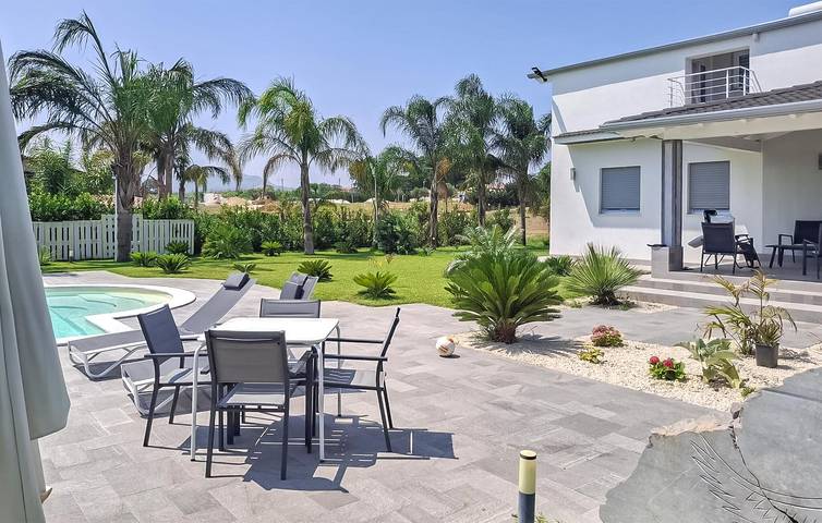 Casa vacanza per 10 persone, con terrazza e giardino nonché piscina, adatto a famiglie con bambini in Partinico