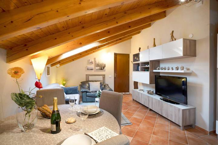 Apartamento inteiro, Apartamento 'Mansarda Margherita' com Vista de Montanha & Wi-Fi in Gozzano, Novara (província)
