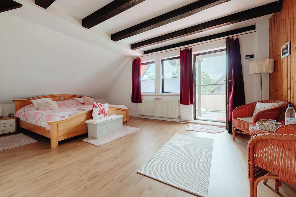 Ganze Wohnung, Fewo - 3 Zimmer, 2 Bäder, 1 Küche, große Dachterrasse und Carport. in Osterode, Harzvorland