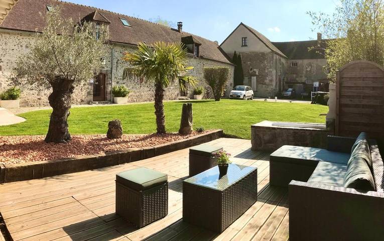 Location de vacances pour 6 personnes, avec Jacuzzi et Terrasse ainsi que Jardin et Sauna à Oyes