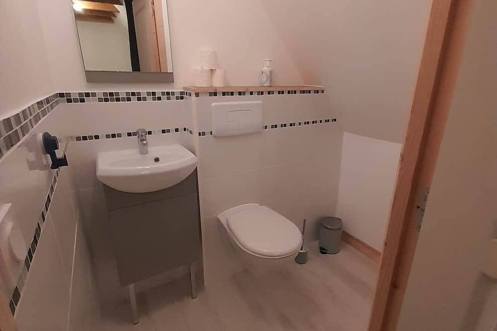 Entire apartment, Small house in quiet town center close to shops in Plomeur, Côte de Cornouaille