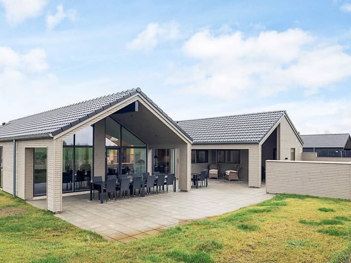 Ferieudlejning for 16 personer, med Jacuzzi og Terrasse såvel som Pool og Sauna i Otterup