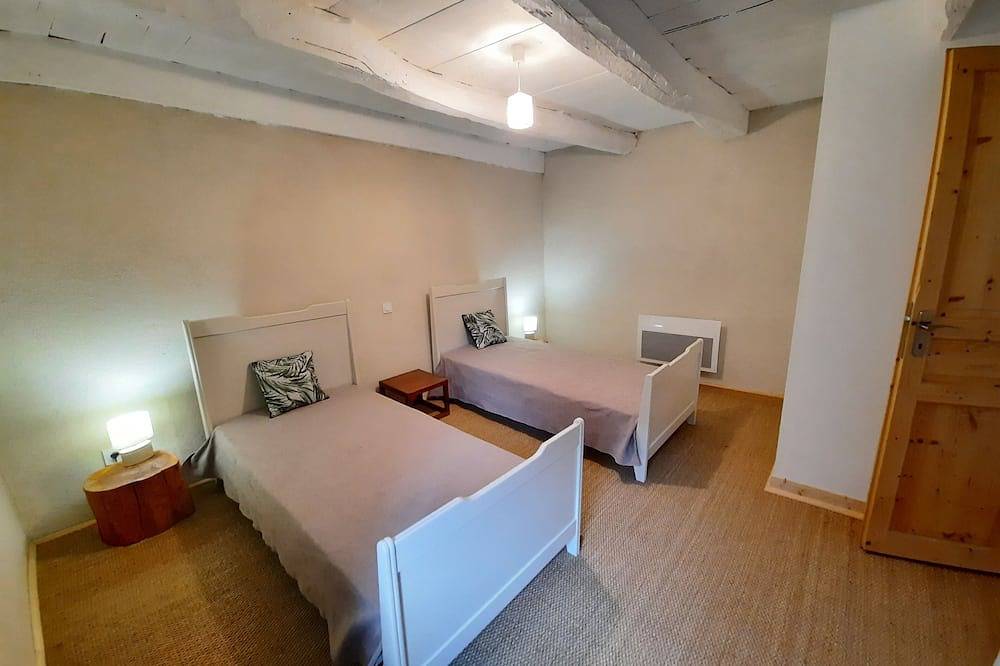 Maison indépendante du Xixe siècle dans un corps de ferme su Ségala Aveyronnais in Pradinas, Aveyron