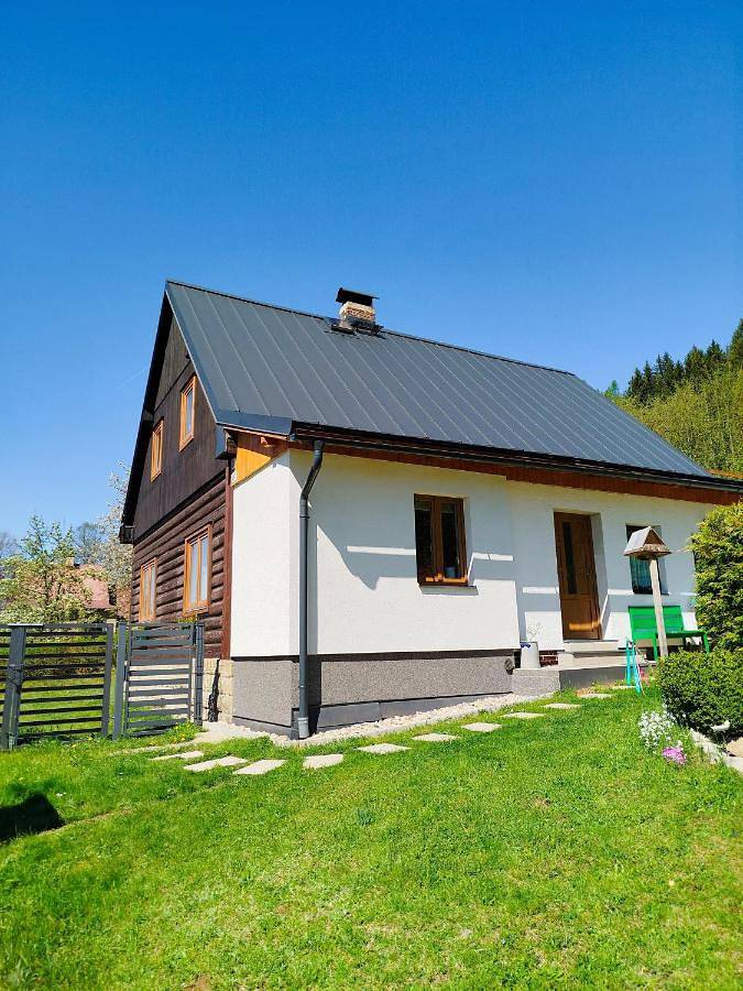 Ferienhaus für 10 Personen, mit Whirlpool und Terrasse sowie Garten und Pool in Tanvald