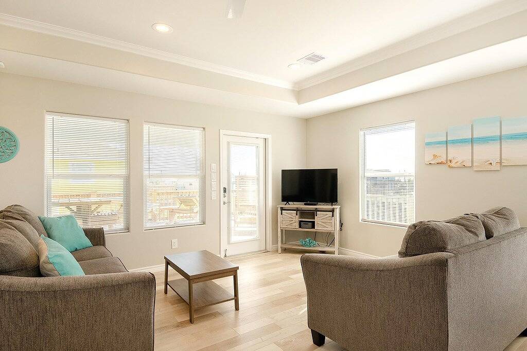 Gulf Breeze - 2 bedroom, 2 bath home that sleeps 6 - Beach & The Gulf Breeze! in Crystal Beach, Galveston County