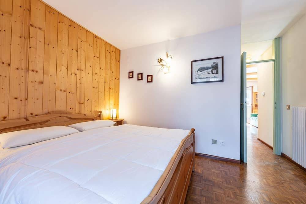 Ganze Wohnung, Two-bedroom apartment just 300 meters from the Sellaronda ski lifts. in Alba (Canazei), Canazei
