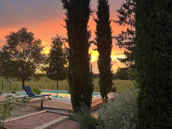 Location de vacances pour 2 personnes, avec piscine et vue ainsi que terrasse et jardin à Pressignac-Vicq - 3