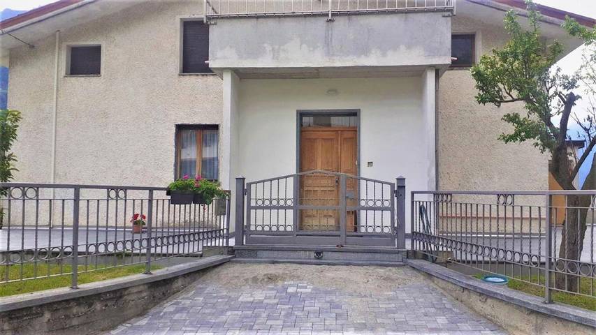 Ferienhaus für 5 Personen, mit Balkon und Terrasse sowie Garten und Ausblick in Novate Mezzola