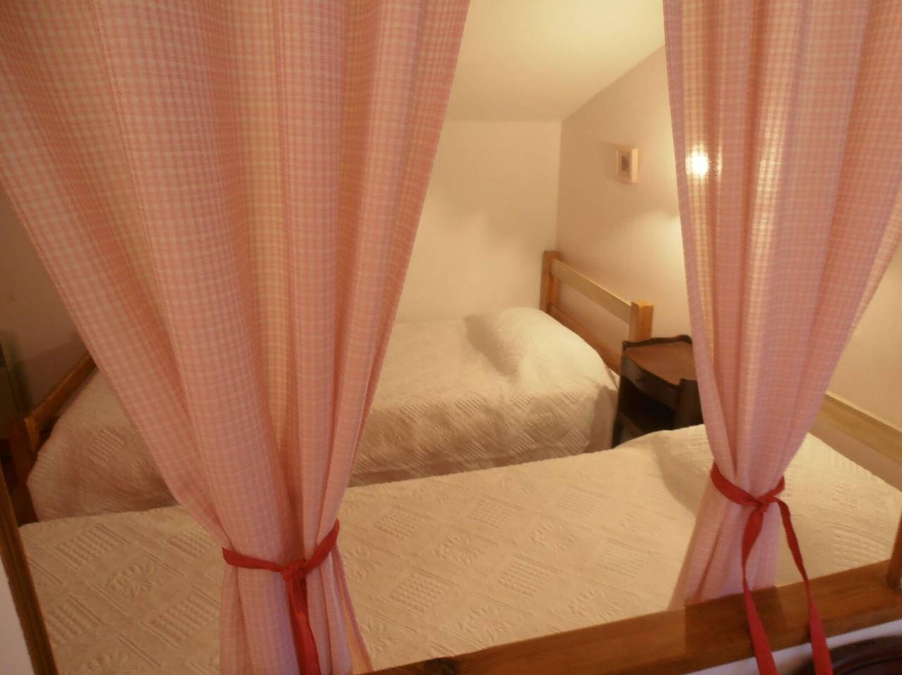 Gästezimmer „Chambre Églantine“ mit gemeinsamer Terrasse, Garten und Wlan in Polignac, Haute-Loire
