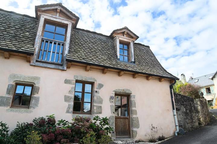 Gîte pour 6 personnes, avec piscine ainsi que jardin et terrasse à Le Monastier-Pin-Moriès