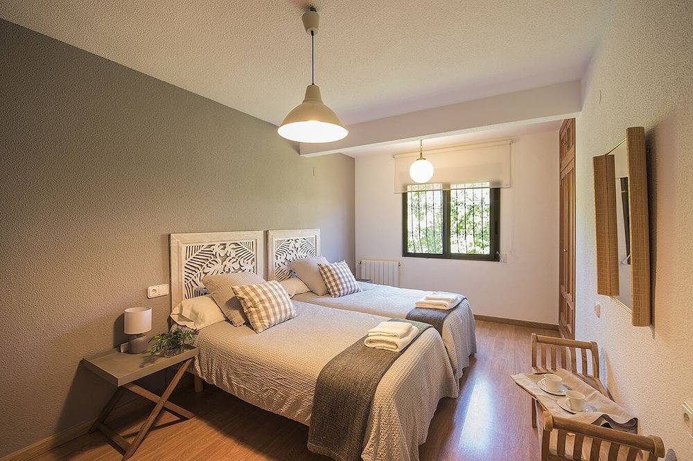 Spectacular villa with Jacuzzi, in avocado estate, capacity for 19 people in Polop, Costa Blanca