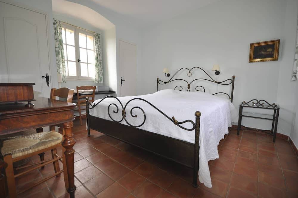 Mas des Corneilles, grande maison dans jardin privé et clos avec piscine et nombreux oliviers in Châteauneuf-Grasse, Côte méditerranéenne (France)