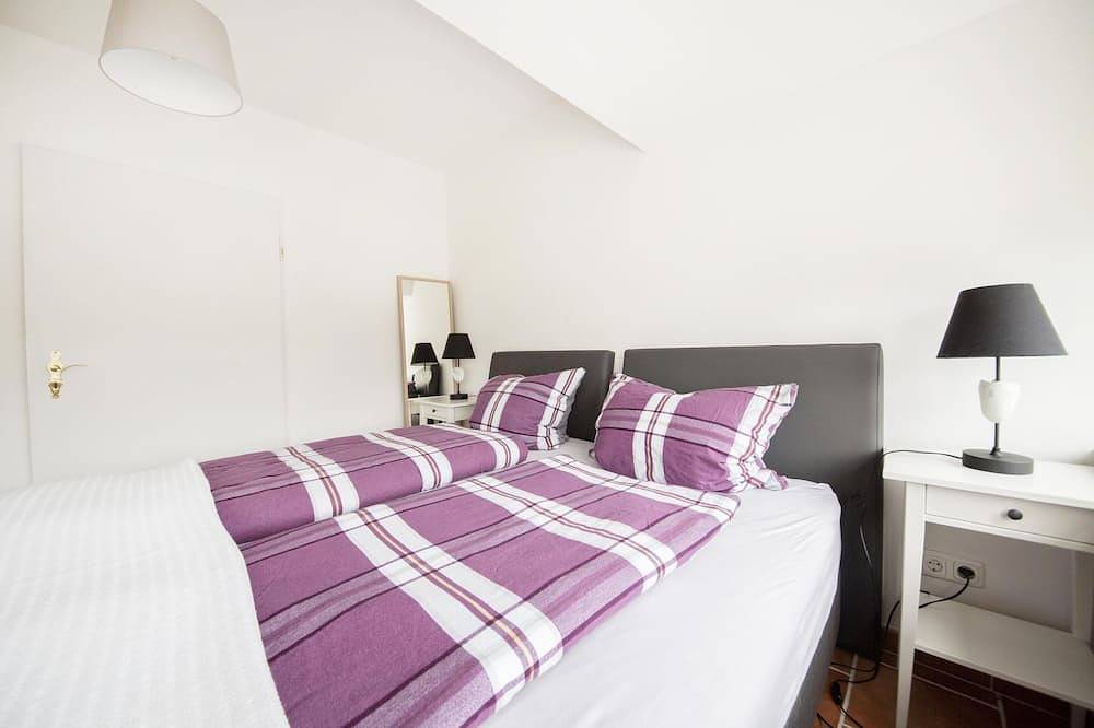 Ganze Wohnung, Ferienwohnung \"Zum See\": Direkter Blick auf den See und auf das Dressurviereck in Grebin, Südliche Ostseeküste