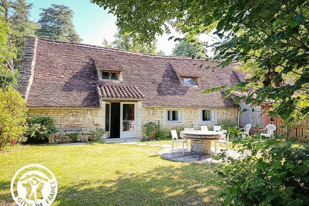 In the shade of the lime tree in Tour-de-Faure, Zentralmassiv