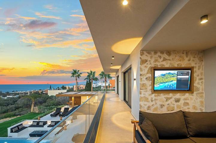 Villa for 16 people, with pool and balcony as well as hot tub and garden, with pets in Koutouloufari