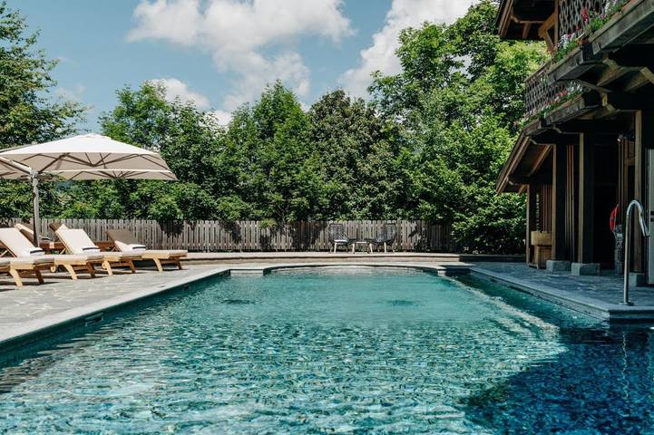 Hôtel pour 4 personnes, avec piscine et vue ainsi que jardin et bassin pour enfant