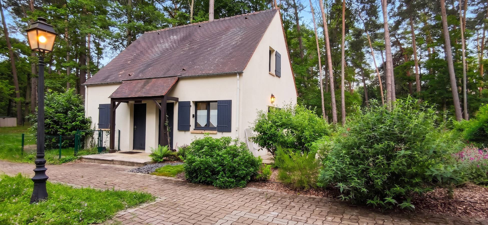 Encantadora casa en Arbonne-la-Forêt con terraza-jardín verdeante in Arbonne-la-Forêt, Parc naturel régional du Gâtinais français