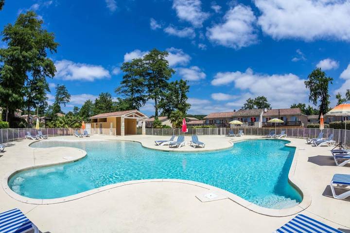 Appart’hôtel pour 5 personnes, avec jardin et piscine, animaux acceptés