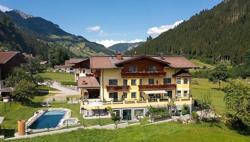 Ferienwohnung für 4 Personen, mit Balkon und Garten sowie Sauna und Ausblick in Großarl