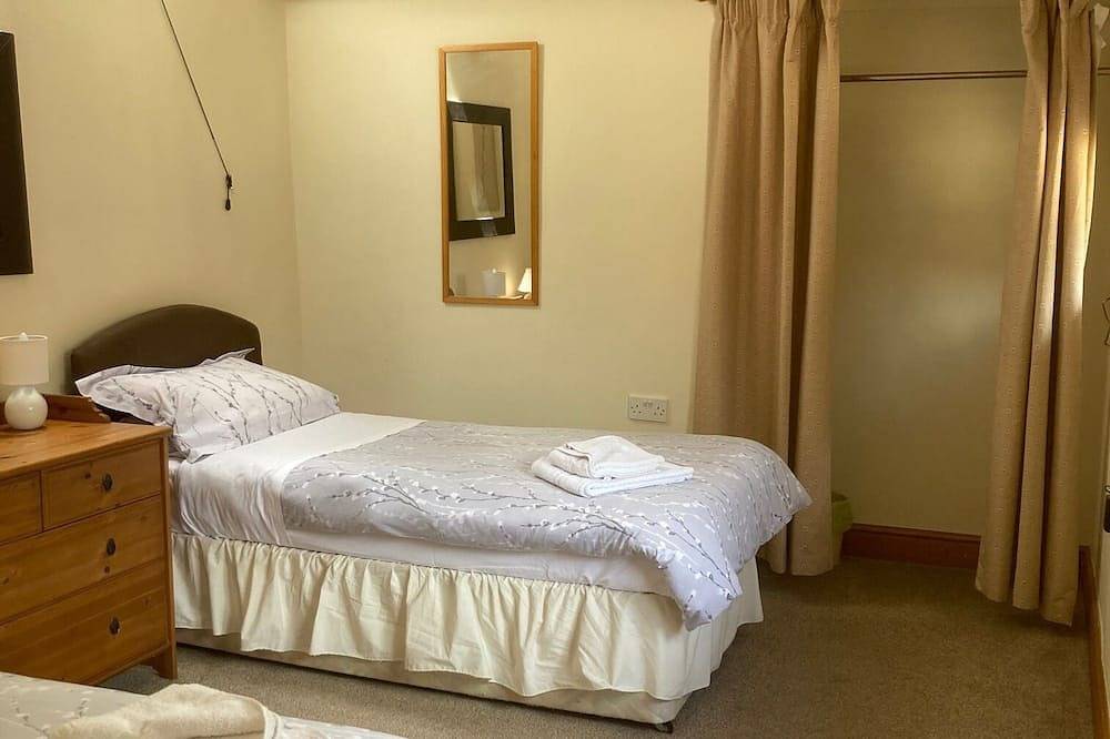 Cosy, one bedroomed 'cottage' on quiet farm within the centre of the village. in Shere, Guildford