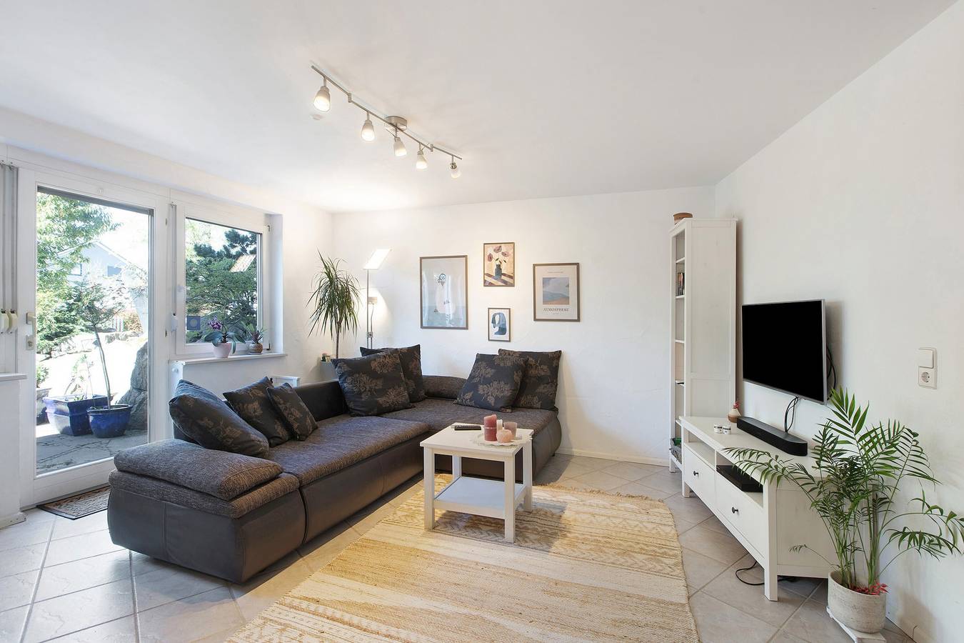 Ganze Wohnung, Ruhige Ferienwohnung mit Fitnessraum, E-Auto-Ladestation, privater Terrasse & schnellem Wlan in Rheinfelden (Baden), Südschwarzwald