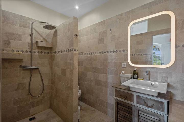 Mas provençal with swimming pool on 3 hectares of terraced land. Pets welcome in Cabris, Mittelmeerküste (Frankreich)