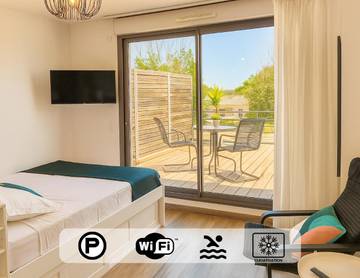 Gîte pour 2 personnes, avec terrasse ainsi que vue et piscine à Éguilles