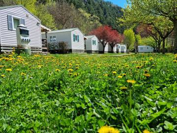 Camping pour 4 personnes, avec vue ainsi que terrasse et piscine, animaux acceptés dans Lozère