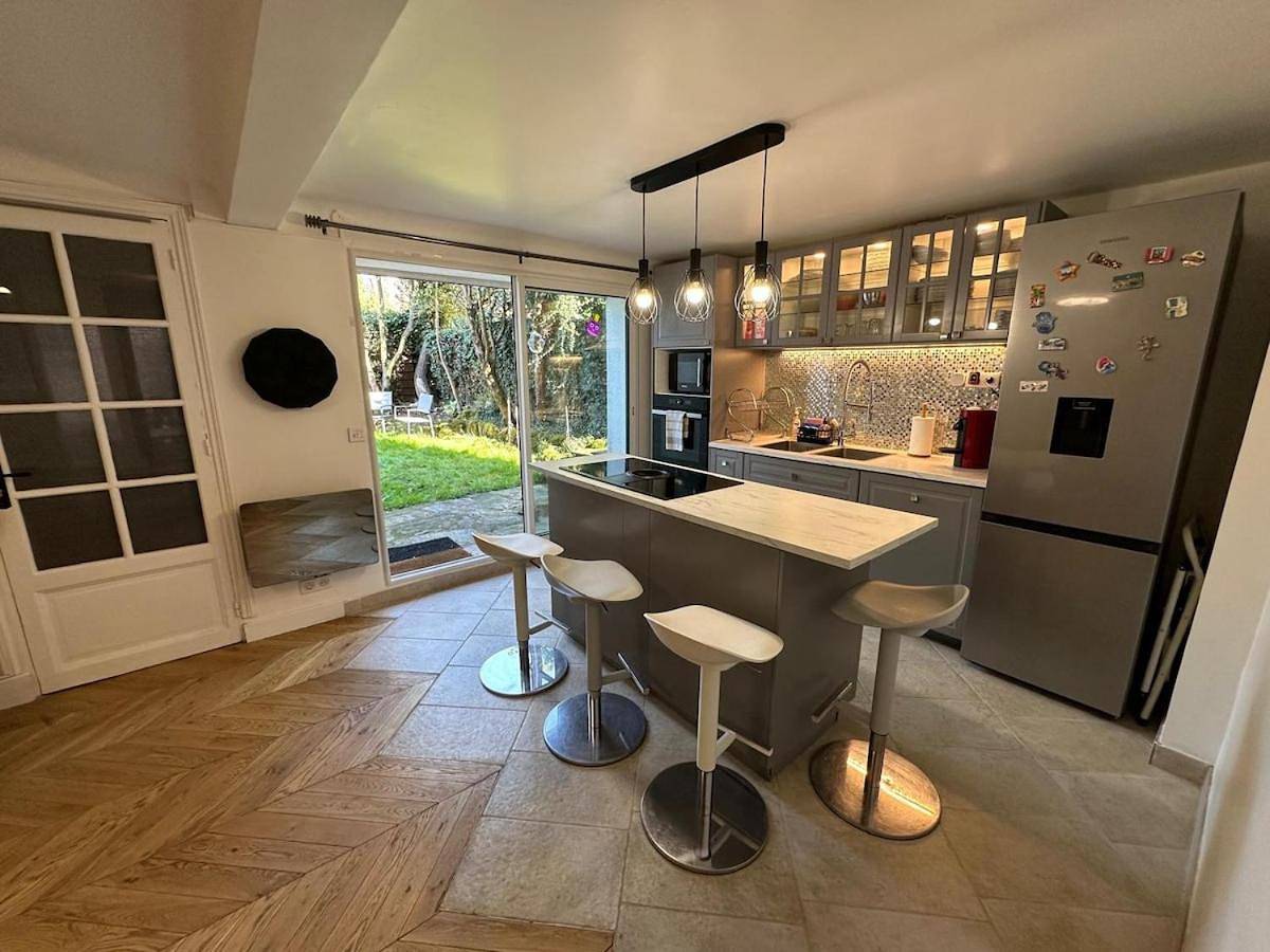 Appartement entier, Apartment with private garden at 5 min to station and Paris 15 min in Chaville, Hauts-de-Seine