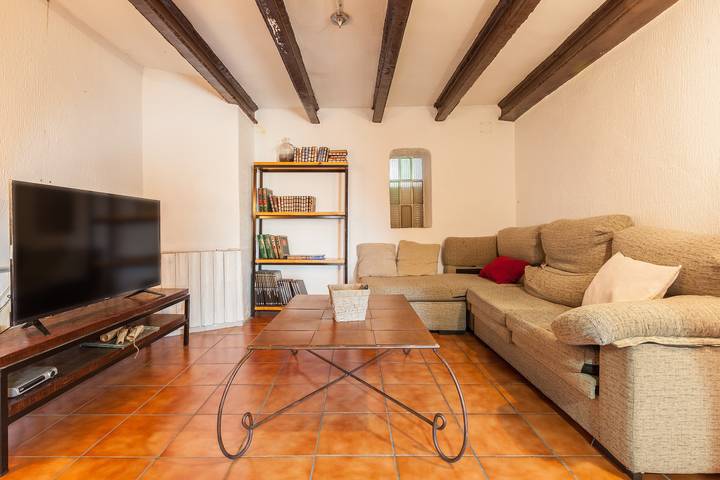 Haustierfreundliches Ferienhaus Masia Alt mit Bergblick, Pool, WLAN, Garten und Terrasse in Olèrdola, Barcelona Binnenland