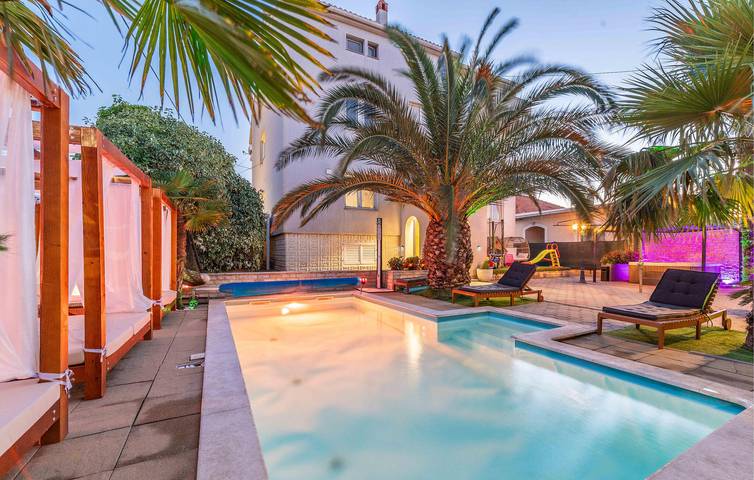 Seaside Retreat: Gemütliches Apartment mit 1 Schlafzimmer, Pool und Terrasse in Zadar Stadt, Zadar (Kommun)