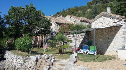 Gîte pour 4 personnes, avec terrasse ainsi que piscine et jardin à Sahune