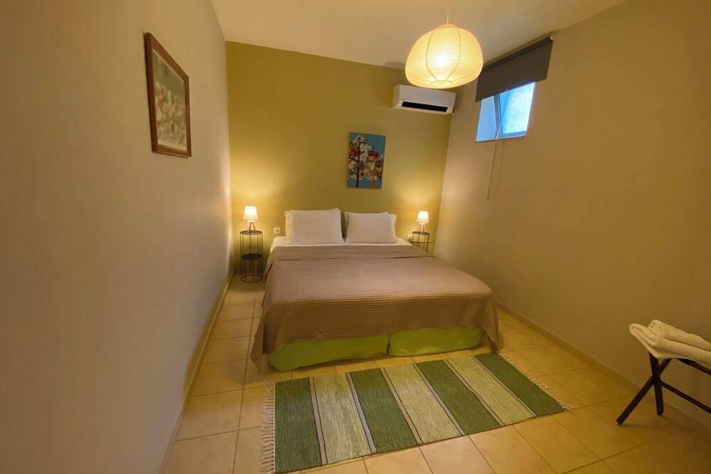 Ganze Wohnung, Beautiful Basement Apartment with Private Terrace in Stoupa, Messenien