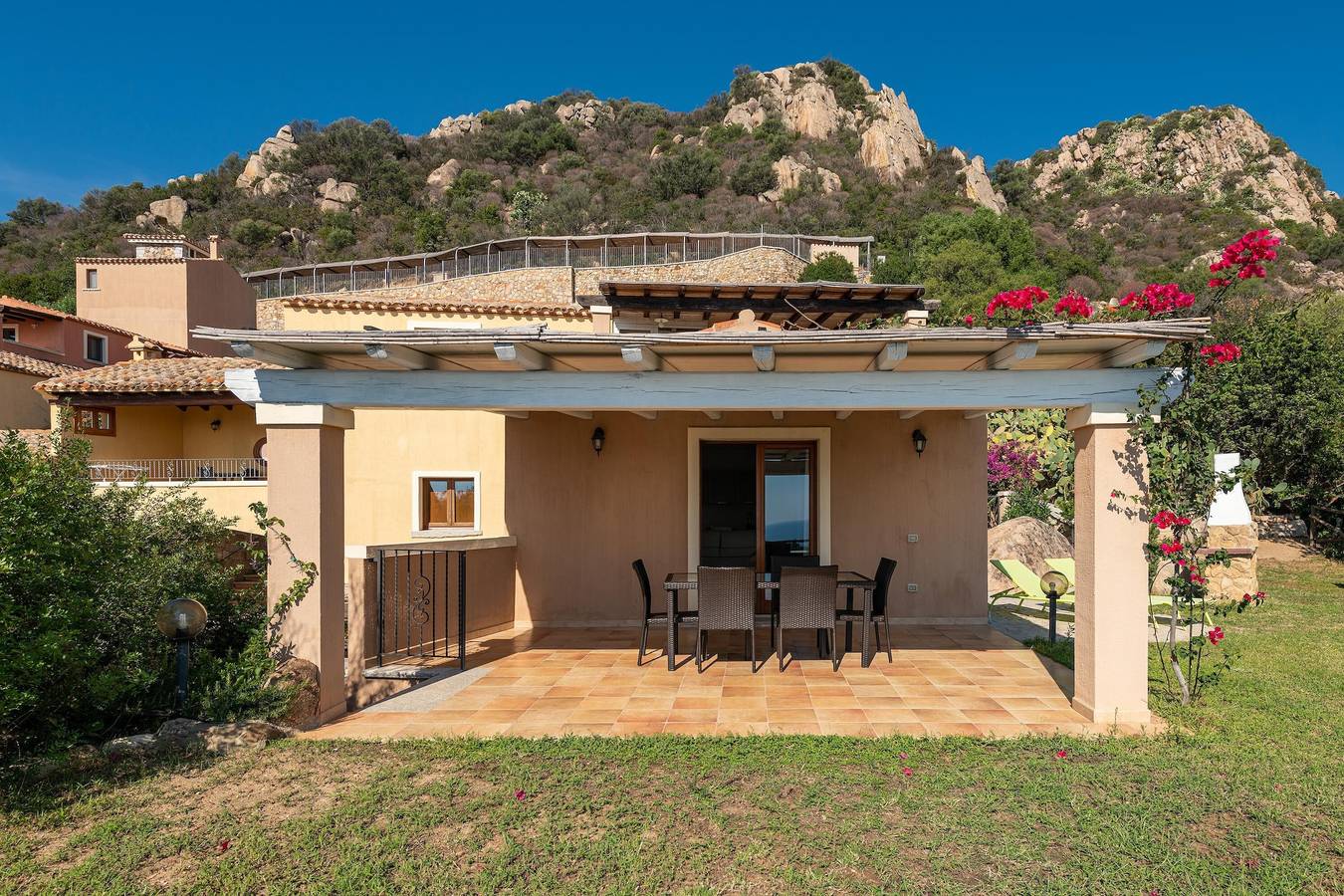 Casa vacanze "Villa Susanna N9" con vista mare, terrazza privata e piscina condivisa in Costa Rei, Muravera