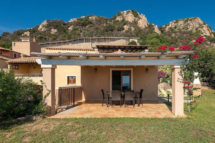 Casa vacanze "Villa Susanna N9" con vista mare, terrazza privata e piscina condivisa in Costa Rei, Muravera
