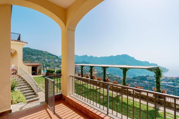 Location de vacances pour 4 personnes, avec Balcon et Terrasse ainsi que Jardin et Piscine à Scala