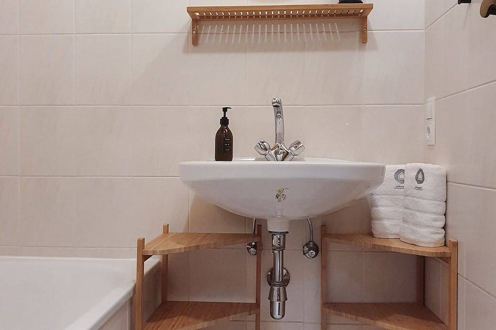 Geheel appartement, Beautiful 2-bedroom apartment with balcony and free parking. in Stubai Alps, Götzens