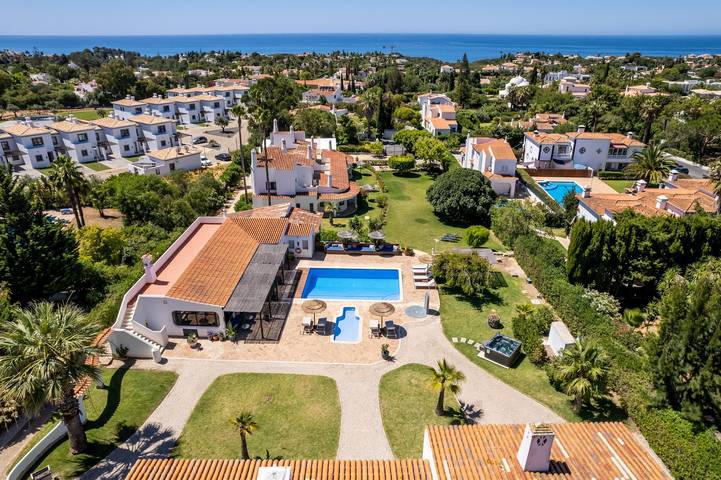 Chalet para 40 personas, con terraza además de piscina y jardín - 1
