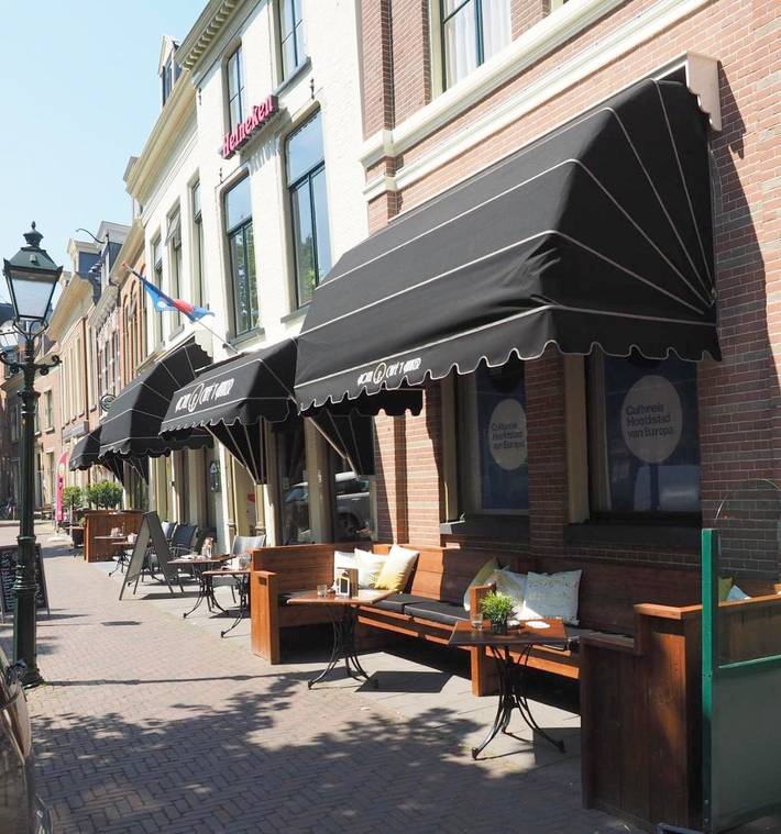 Hotel, mit Terrasse und Ausblick in Leeuwarden