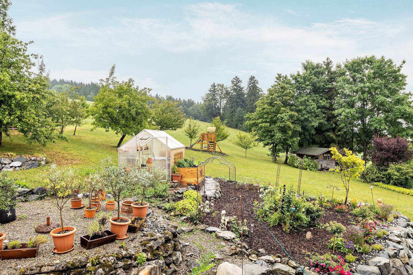 Ganze Wohnung, Ferienwohnung 'Waldesruh' mit Gartenblick, privatem Balkon und Zugang zum Gemeinschaftsgarten in Dietmannsried, Bayerisch Schwaben