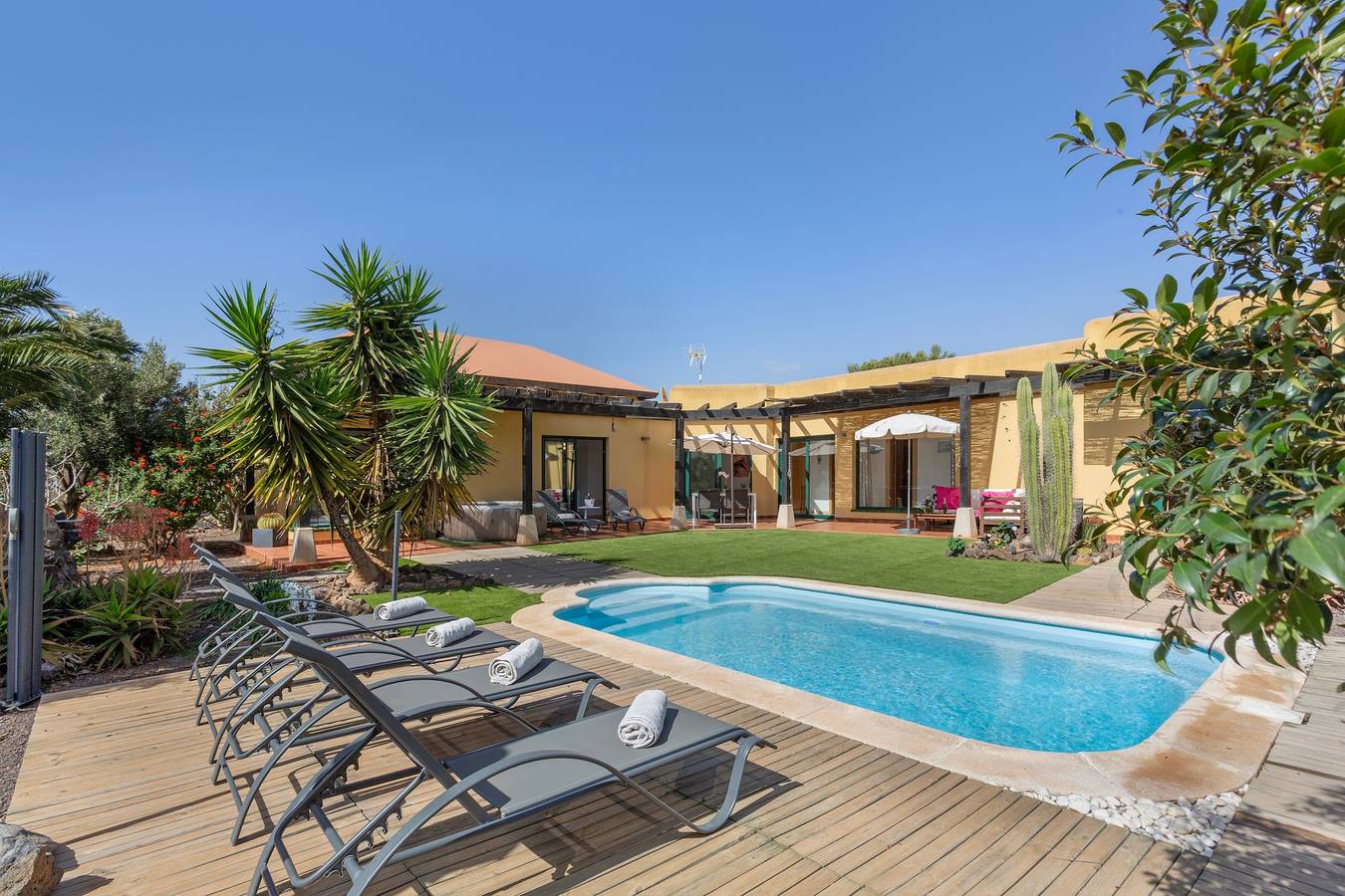 El Refugio Vacation Home with Mountain Views, Private Pool, and Wi-Fi in La Oliva, Fuerteventura