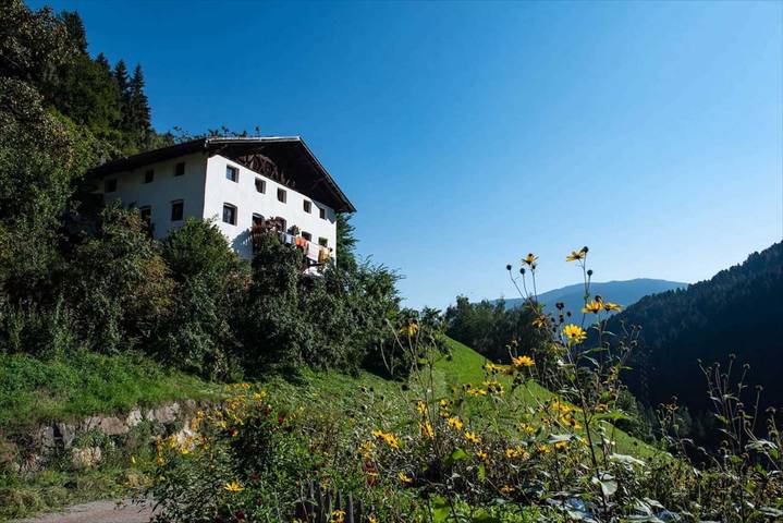 Hel lägenhet, Apartment 'Rosengarten Mitterbirbach' with Mountain View, Private Terrace and Wi-Fi in Sankt Pankraz, Ortler Alps