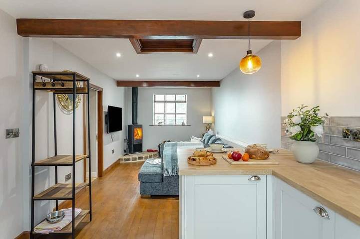 Log cabin for 2 people, with pets in Leeds