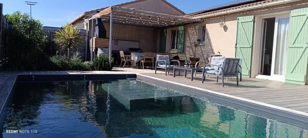 Location de vacances pour 7 personnes, avec terrasse ainsi que jardin et piscine à Alignan-du-Vent